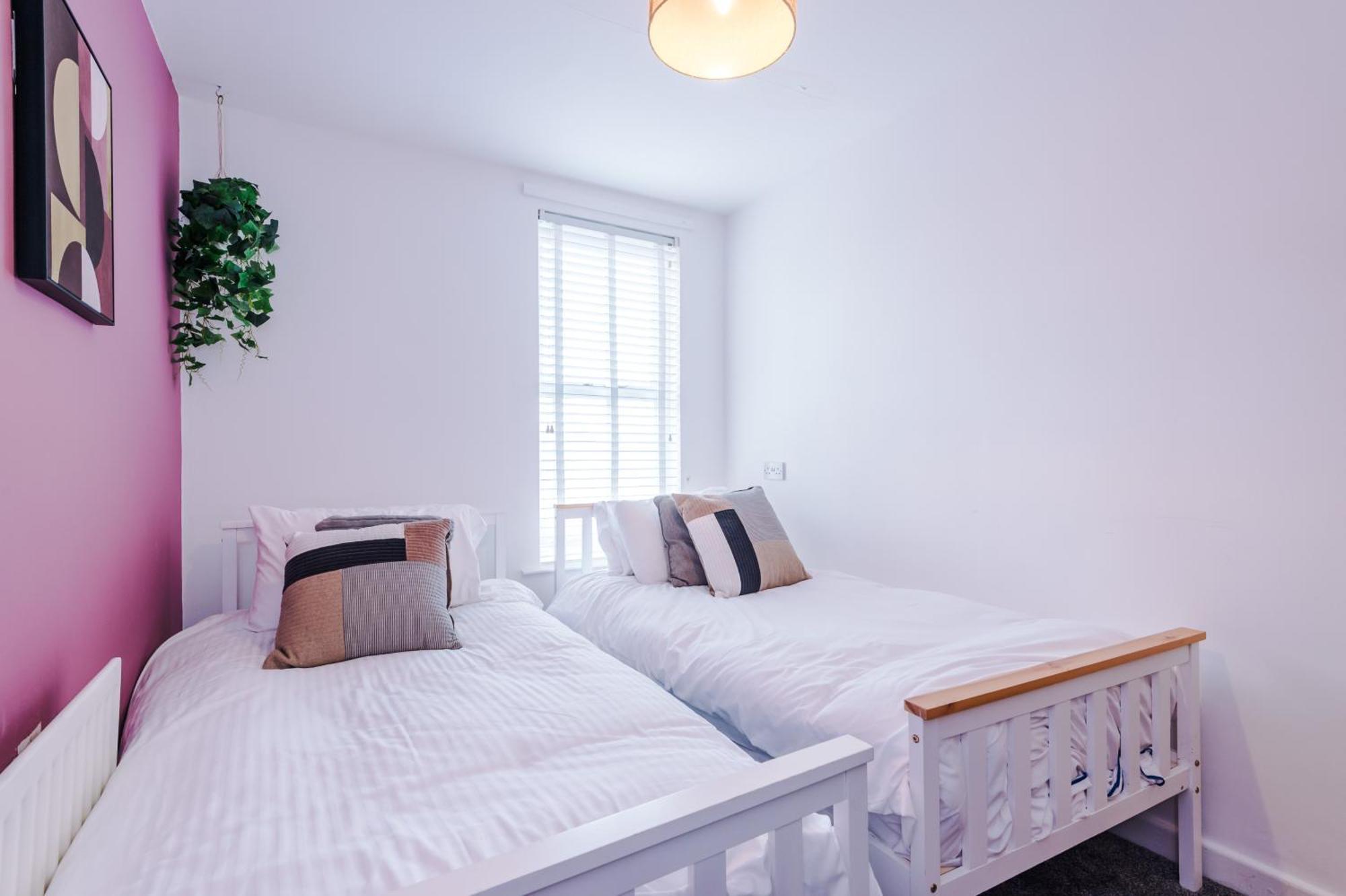 Large 7 Bedroom Town House In Centre *