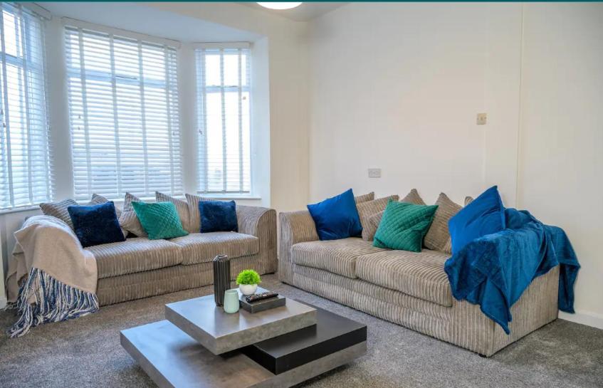 Large 7 Bedroom Town House In Centre *