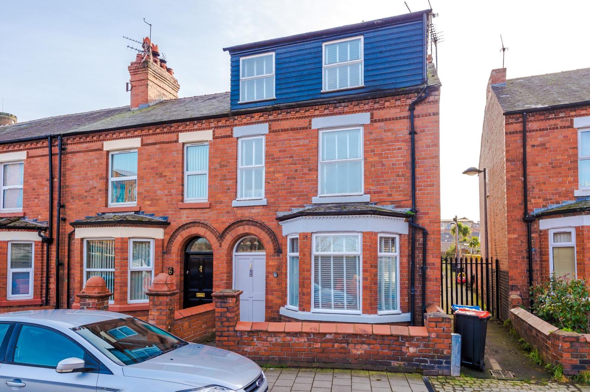 Large 7 Bedroom Town House In Centre *