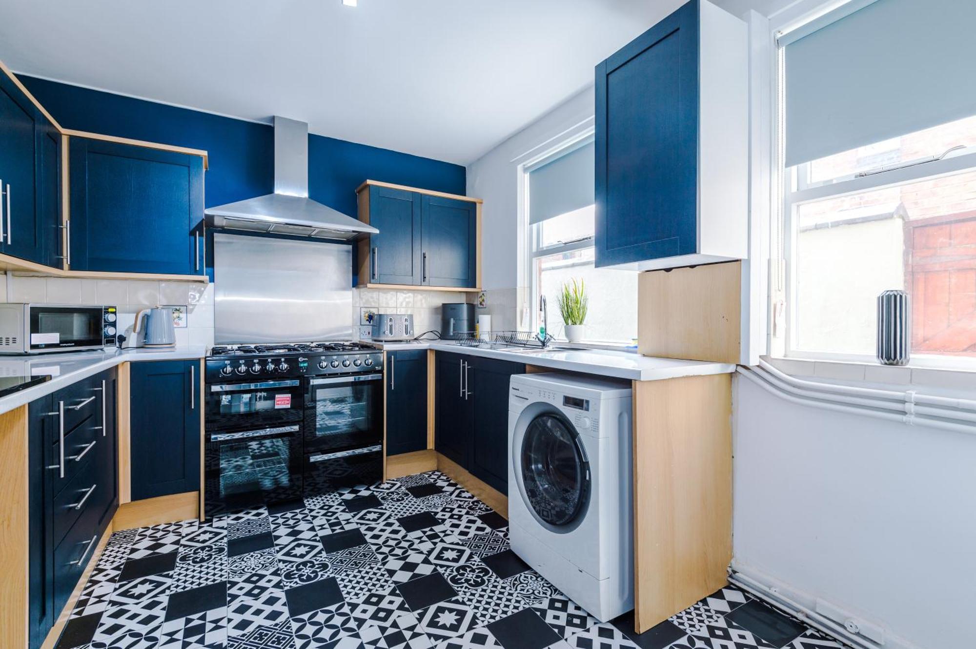 Large 7 Bedroom Town House In Centre *