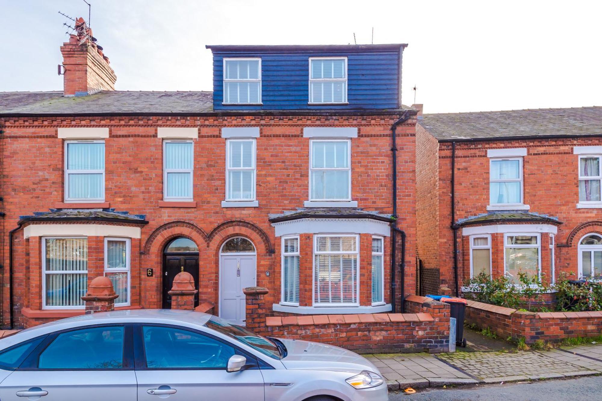 Large 7 Bedroom Town House In Centre Holiday home