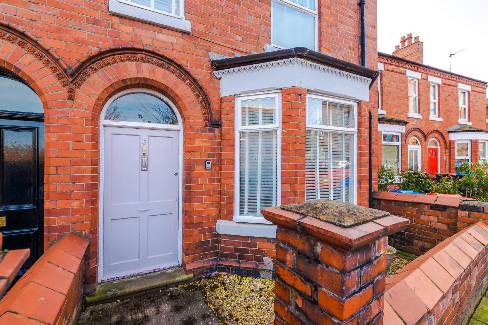 Large 7 Bedroom Town House In Centre *