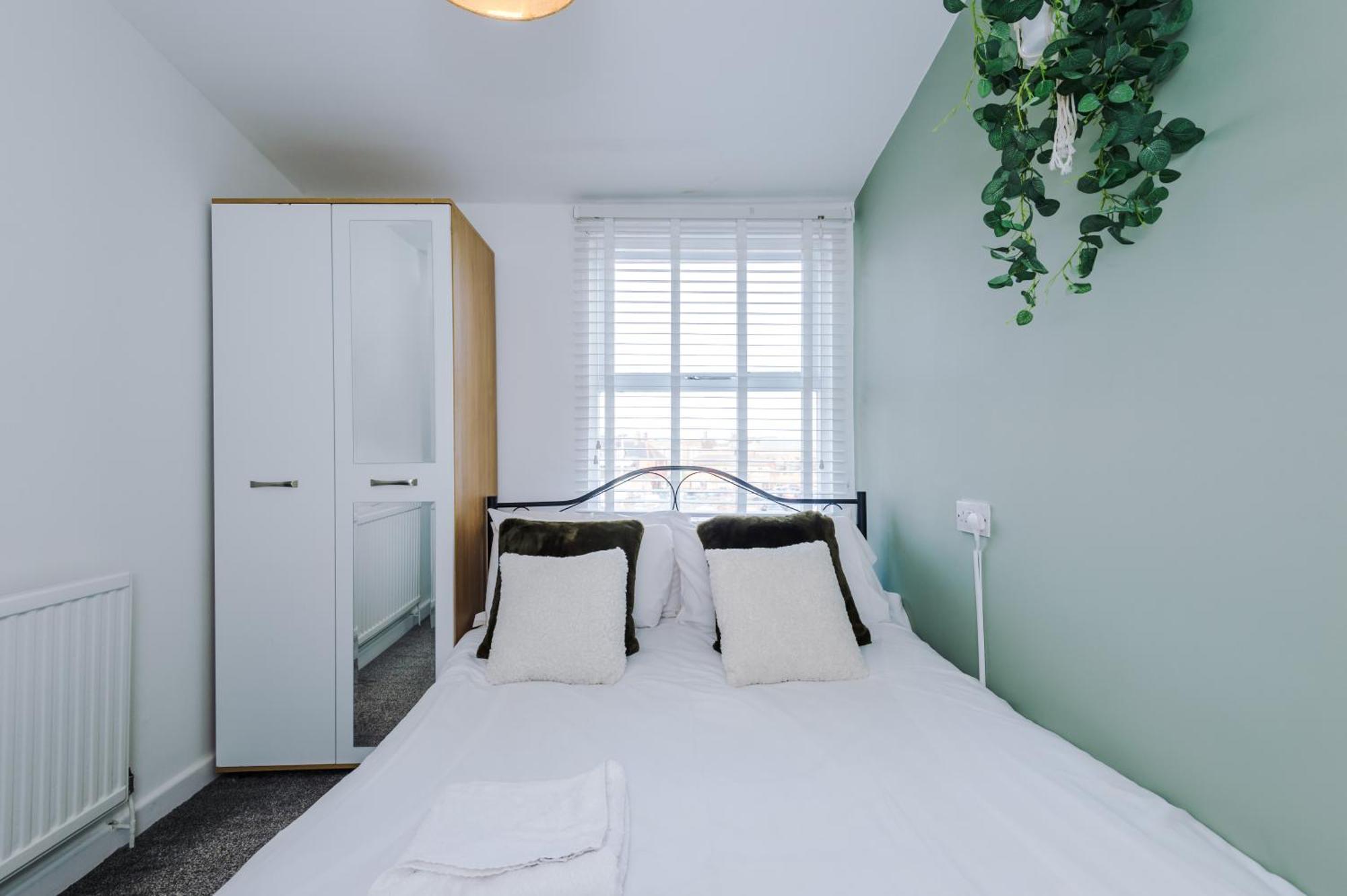 Large 7 Bedroom Town House In Centre *