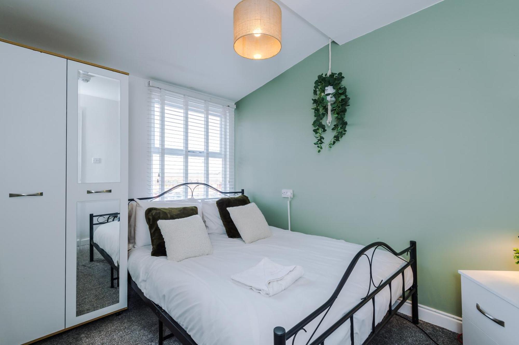 Large 7 Bedroom Town House In Centre *